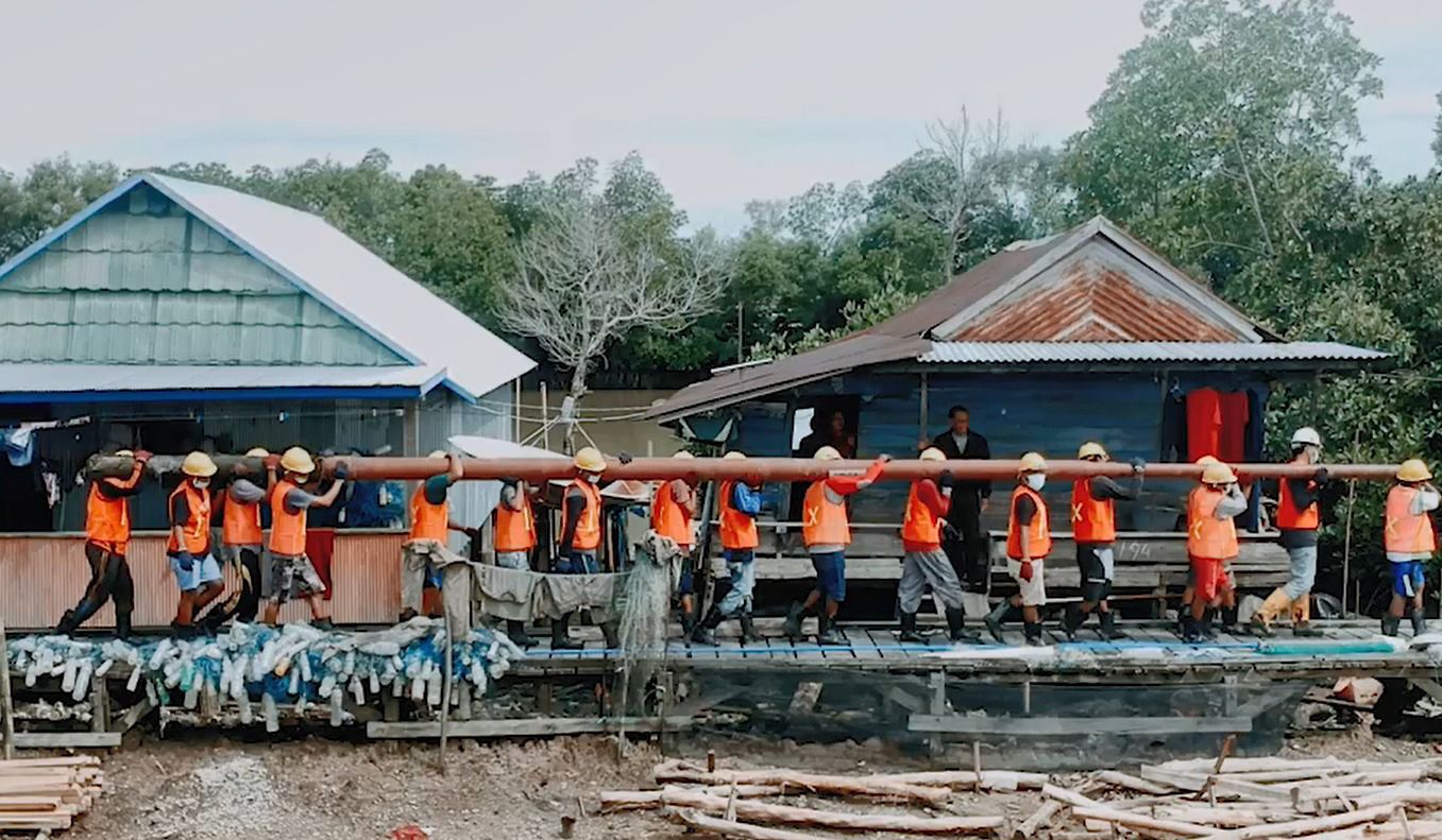 MOBILISASI MATERIAL -- Upaya petugas PLN melalui medan terjal dalam memobilisasi material guna melistriki Desa Tanete Tomba dan Desa Balatana, Kecamatan Bambang, Kabupaten Mamasa. 