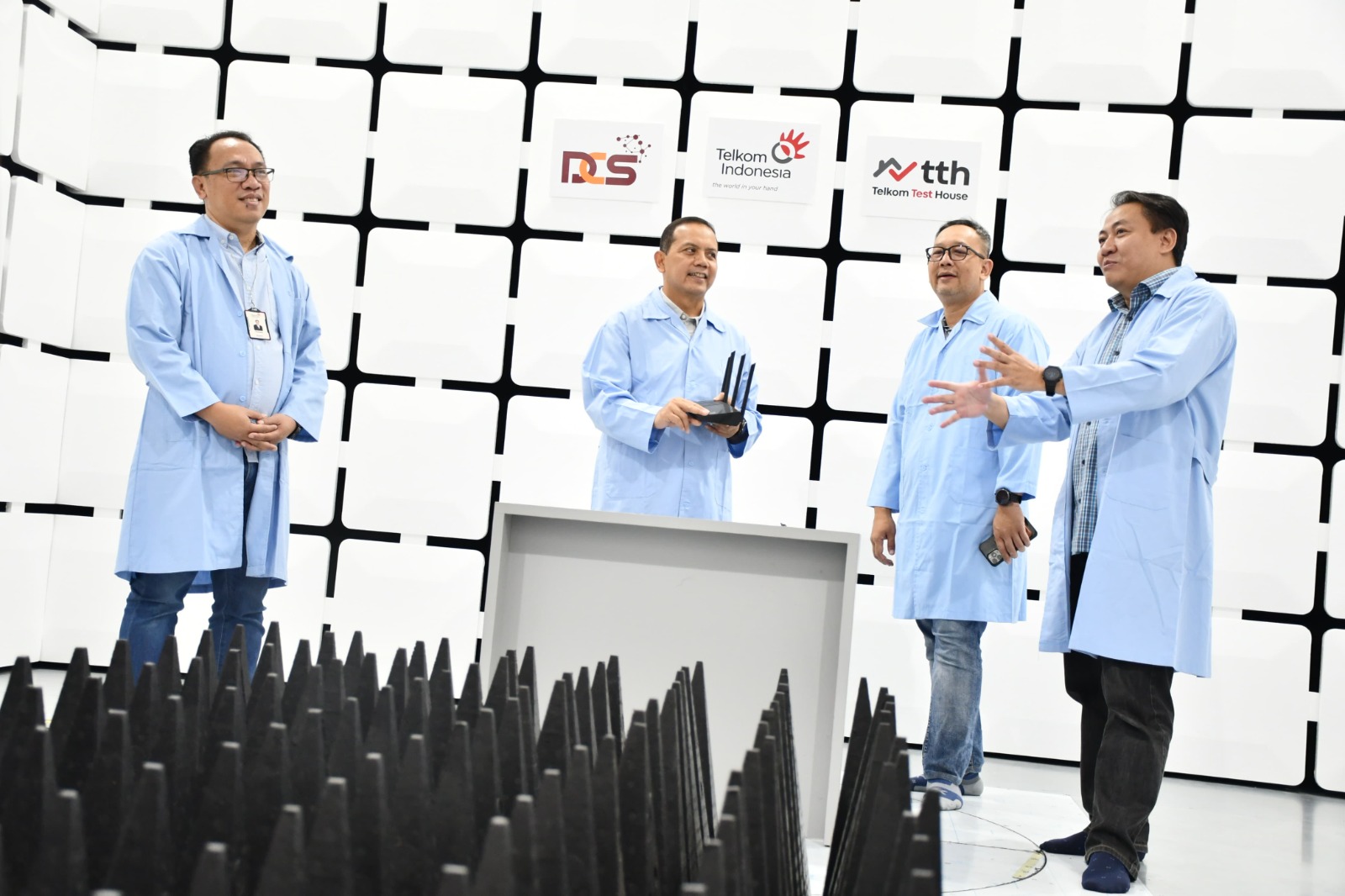 ANECHOIC CHAMBER -- SVP Corporate Communication & Investor Relations Telkom, Ahmad Reza (kedua dari kanan), Executive General Manager Divisi Digital Connectivity Service Telkom Teuku Muda Nanta (kedua dari kiri), Operation Senior Manager Infrastructure Research & Assurance Telkom, I Gede Astawa (paling kiri), dan Manager Infrastructure Quality Assurance Telkom, Adi Permadi (paling kanan) meninjau anechoic chamber (ruangan nirgema) di fasilitas Telkom Test House, Bandung, Kamis (25/1).
