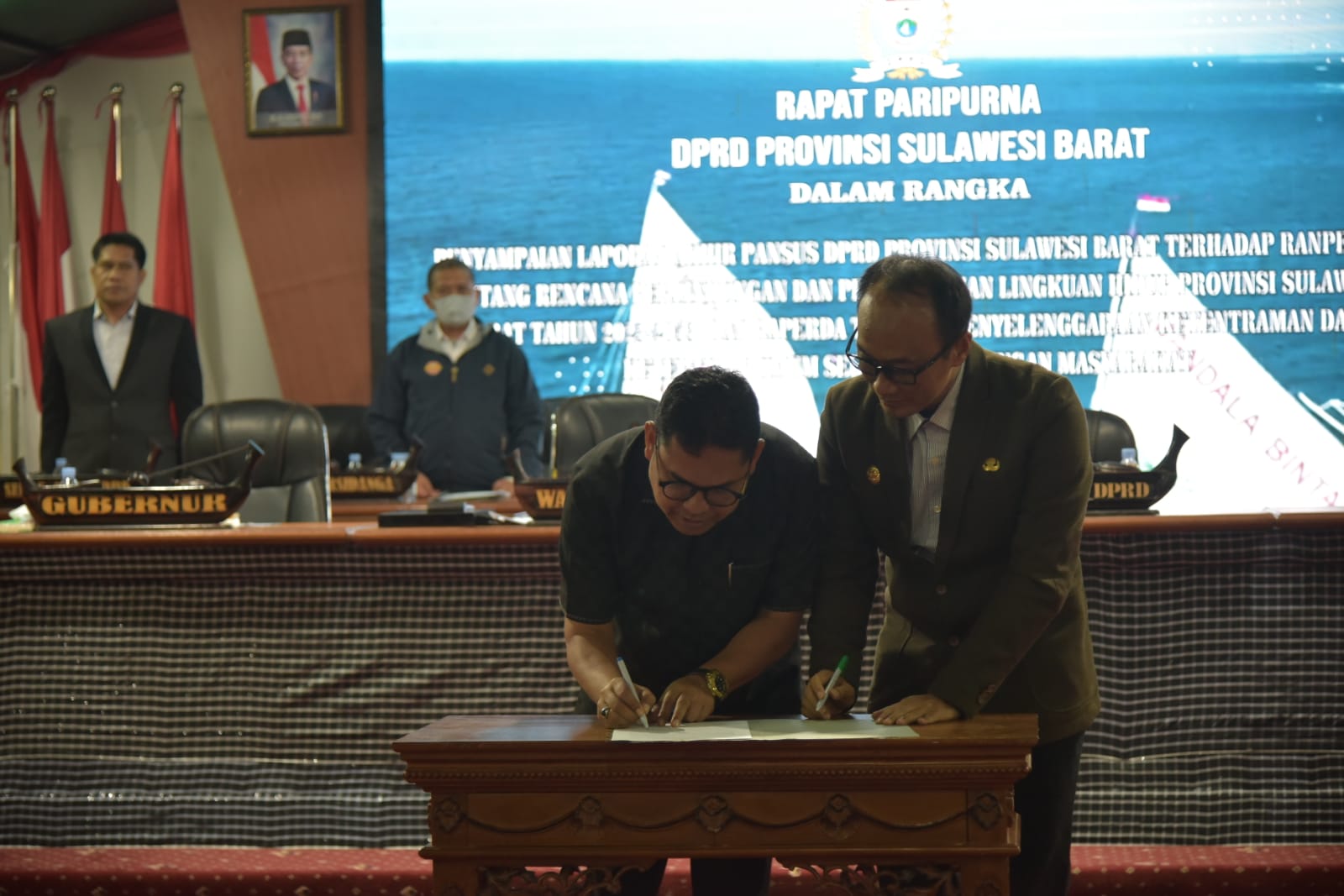 TANDATANGAN -- Wakil Ketua III DPRD Sulbar, Abdul Rahim bersama Pj Gubernur Sulbar, Prof Zudan Arif Fakrulloh menandatangani berita acara hasil penetapan Perda PPLH 2023-2053 dan Perda Trantibum Linmas.