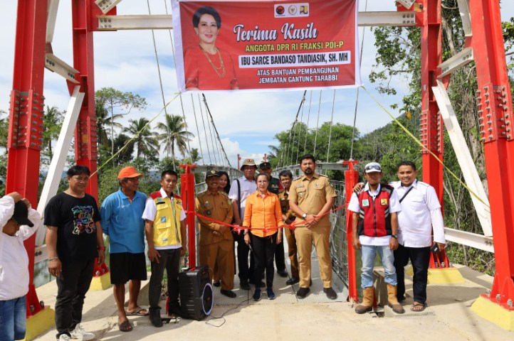 PERESMIAN -- Wabup Luwu Timur, Moch Akbar A Leluasa menghadiri peresmian Jembatan Gantung Desa Tarabbi Kecamatan Malili oleh Anggota DPR RI Dapil Sulsel III, Sarce Bandaso Tandiasik, Senin (29/1).