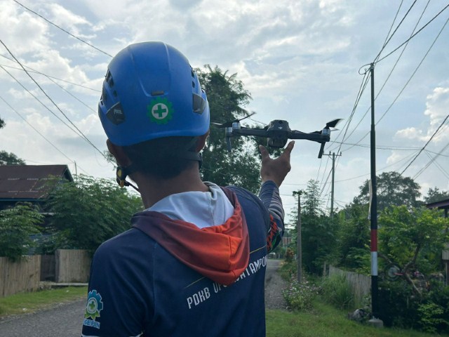 INSPEKSI JARINGAN -- Petugas PLN yang ada di Kabupaten Bone, Sulawesi Selatan, sedang melaksanakan inspeksi jaringan dengan menggunakan teknologi Drone,