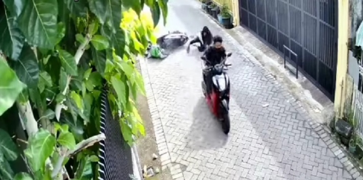 JAMBRET -- Seorang pengendara sepeda motor terjatuh setelah menjadi korban jambret. Aksi penjambretan di jalan Sungai Saddang ini terekam kamera pemantau atas CCTV.