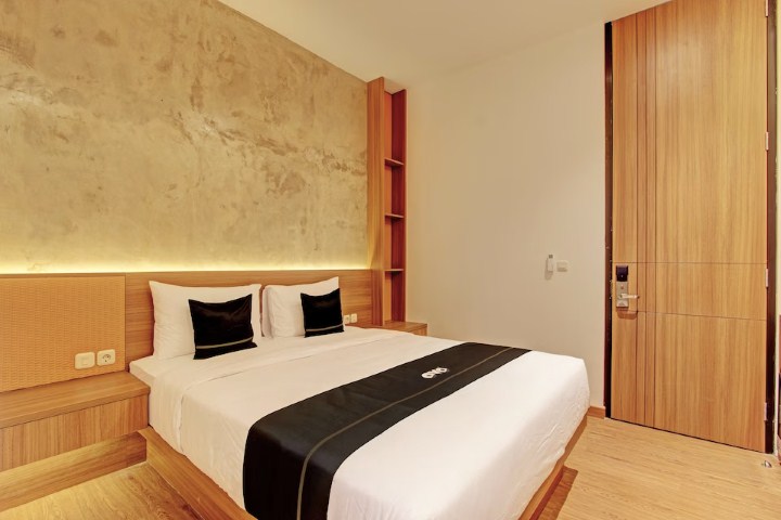 KELOLA -- Salah satu kamar hotel yang dikelola OYO.