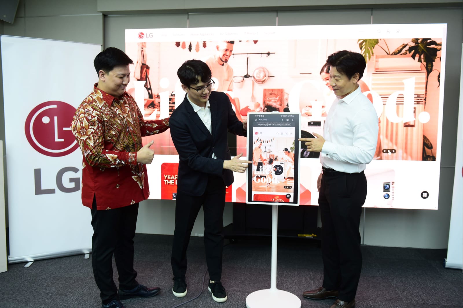 ONLINE BRAND STORE -- Marketing and Relations Director of LG Electronics Indonesia, Jay Jang (kanan) dan Part Leader OBS of LG Electronics Indonesia, Armando Rary, memperkenalkan dimulainya operasional LG Online Brand Store.