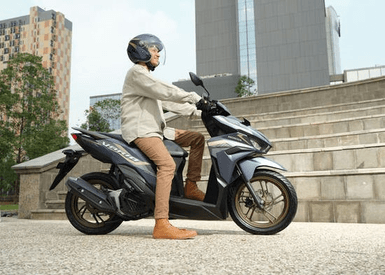 PANASKAN MESIN -- Memanaskan mesin motor sebelum dikendarai adalah hal yang perlu dilakukan seorang pengendara.