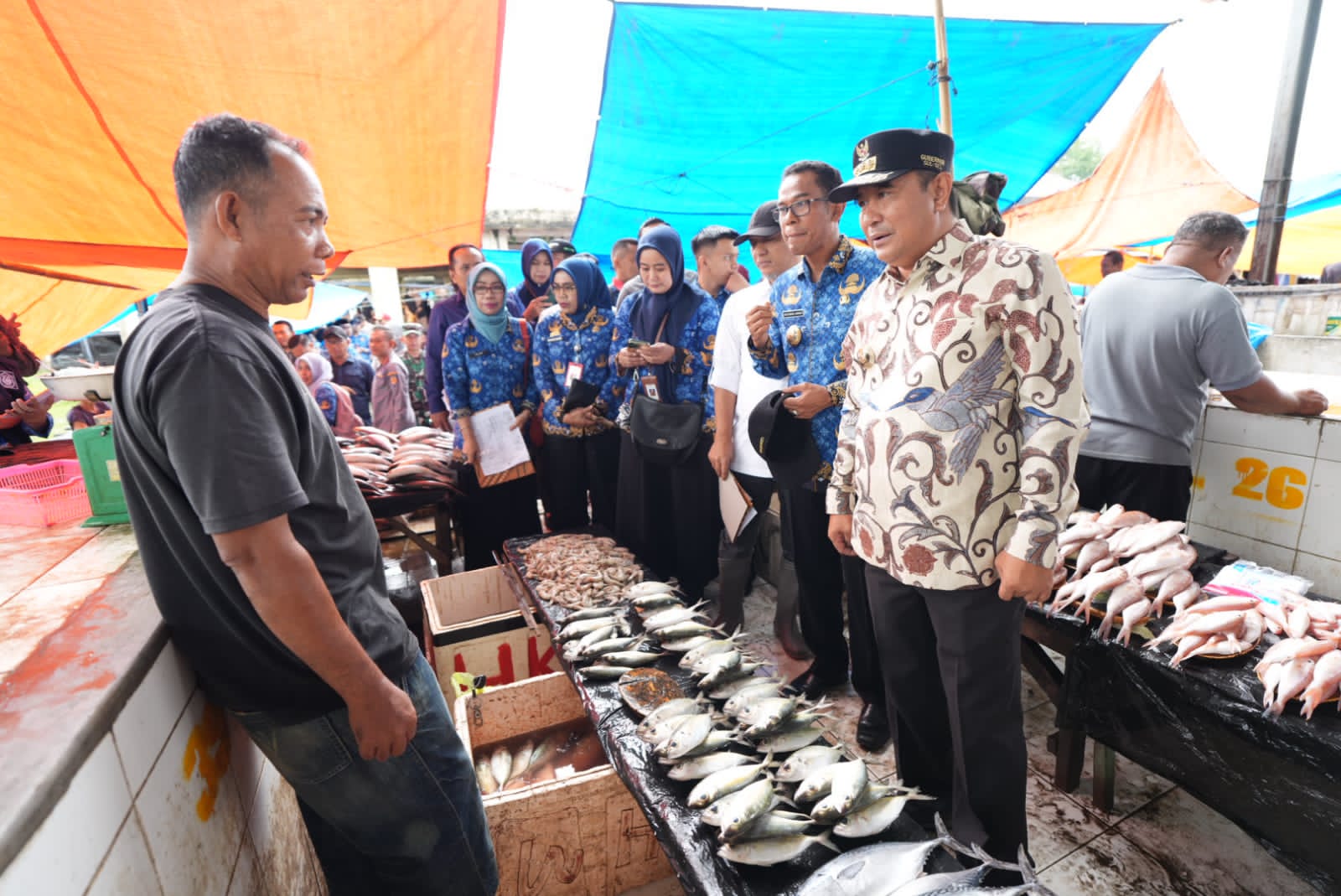 ist PANTAU--Pj Gubernur Sulsel, Bahtiar Baharuddin pantau pasar tradisional di daerah.Berdasarkan pantauan harga bahan pokok cenderung stabil.