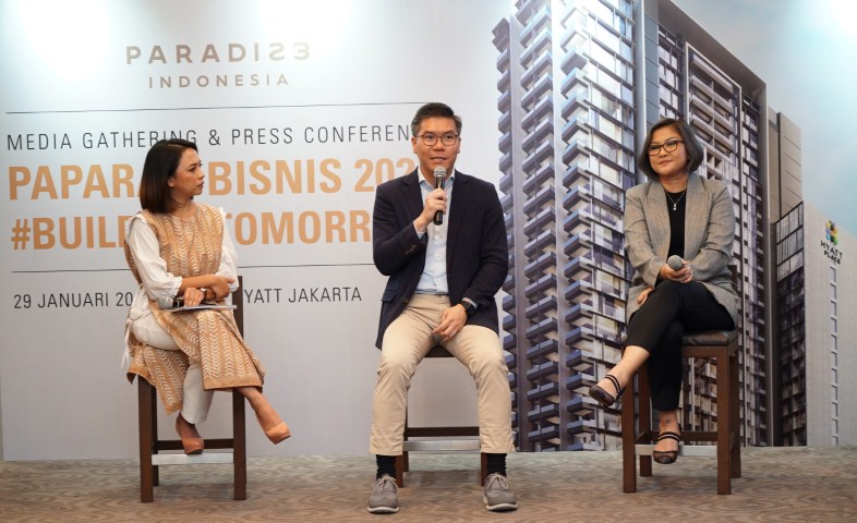 PAPARAN BISNIS -- President Director & CEO Paradise Indonesia, Anthony Prabowo Susilo (tengah) menjelaskan tentang pertumbuhan perusahaan di 2023 dan target di tahun 2024 dalam Paparan Bisnis Paradise Indonesia 2024.
