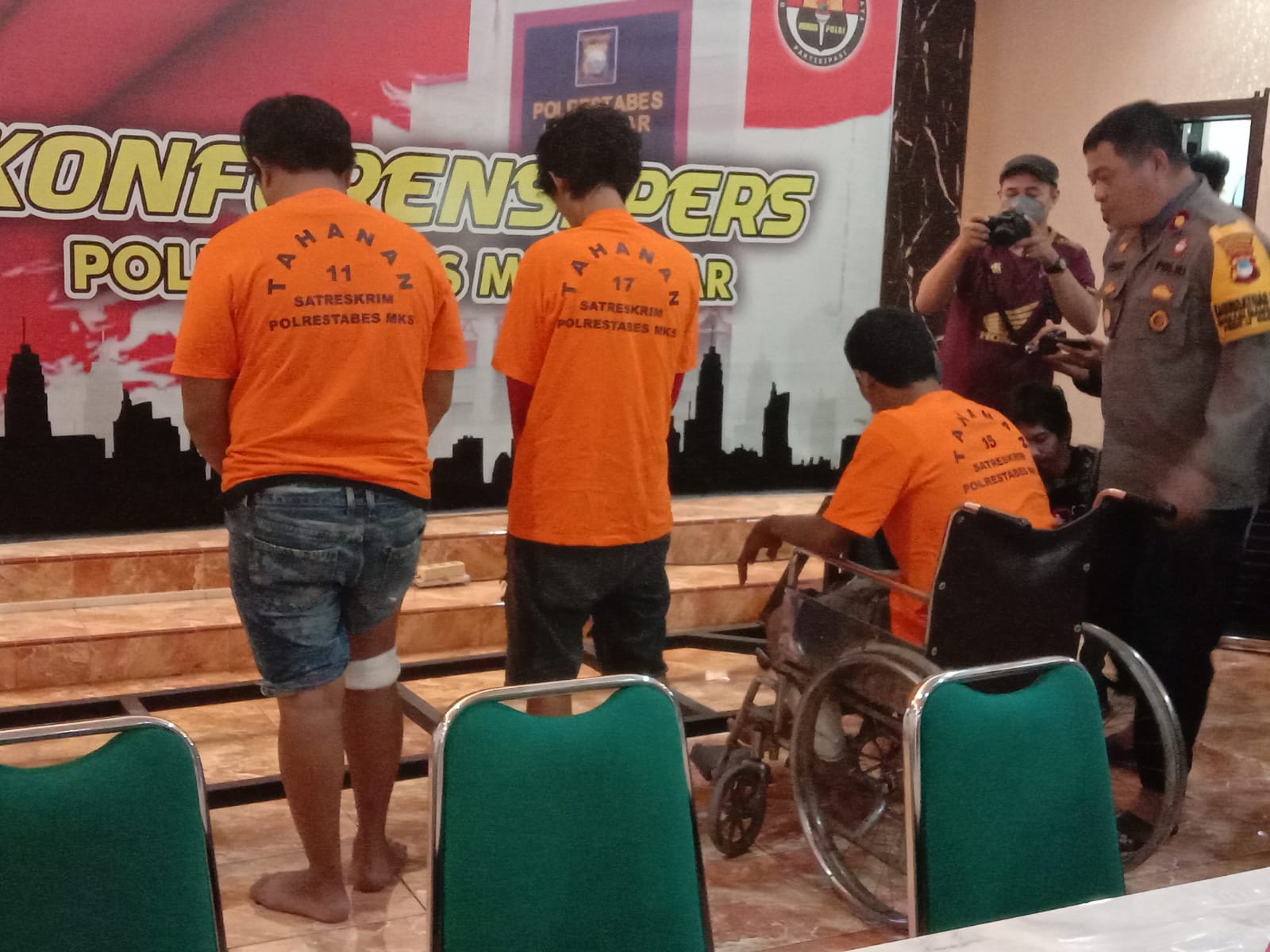 PEMBOBOLAN -- Tiga tersangka kasus pembobolan Kampus UMI, Jalan Urip Sumoharjo, diamankan di Mapolrestabes Makassar. 