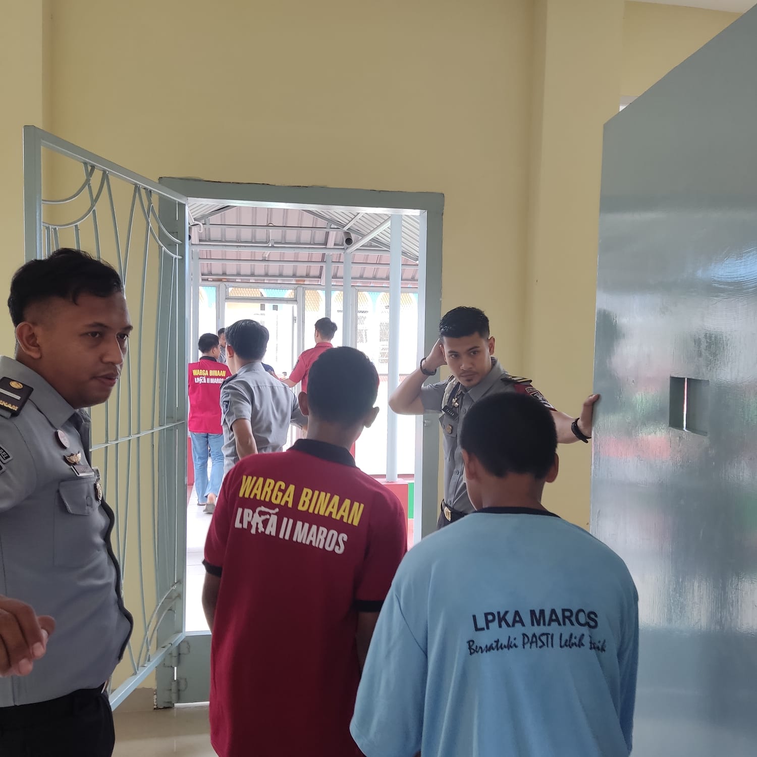 PEMINDAHAN -- Para anak binaan LPKA Kelas II Maros ketika dipindahkan ke hunian baru LPKA tersebut.
