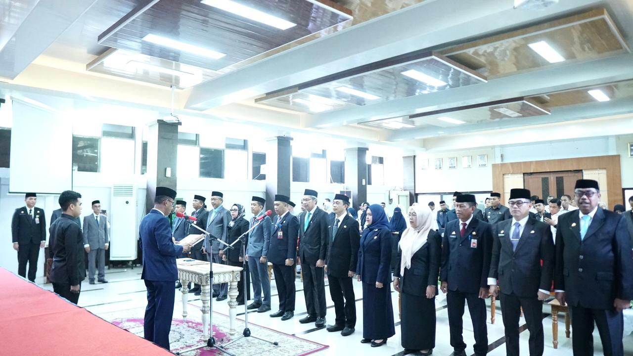 PENGAMBILAN SUMPAH -- Pj Bupati Takalar, Setiawan Aswad, memimpin langsung pengambilan sumpah para pejabat yang dilaksanakan pada 3 Januari 2024.