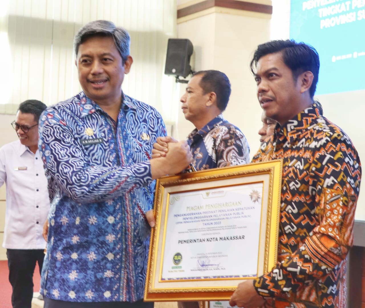 ist PENGHARGAAN--Pj Sekprov Sulsel Andi Muhammad Arsjad menyerahkan piagam penghargaan ke Pj Sekkot Makassar Firman Hamid Pagarra atas keberhasilan Kota Makassar masuk zona hijau Penyelenggaraan Pelayanan Publik 2023 di Ruang Rapat Pimpinan Gubernur Sulsel, Kamis (25/1).