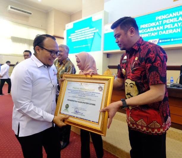 IST PENGHARGAAN -- Bupati Gowa, Adnan Purichta Ichsan (kanan), menerima penghargaan dari Perwakilan Ombudsman RI Robert, Na Endi Jaweng. 