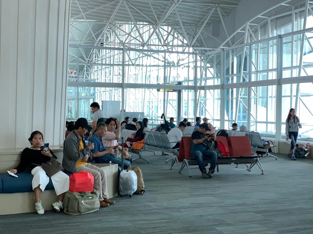 PENUMPANG -- Suasana penumpang di Bandara Internasional Sultan Hasanuddin.