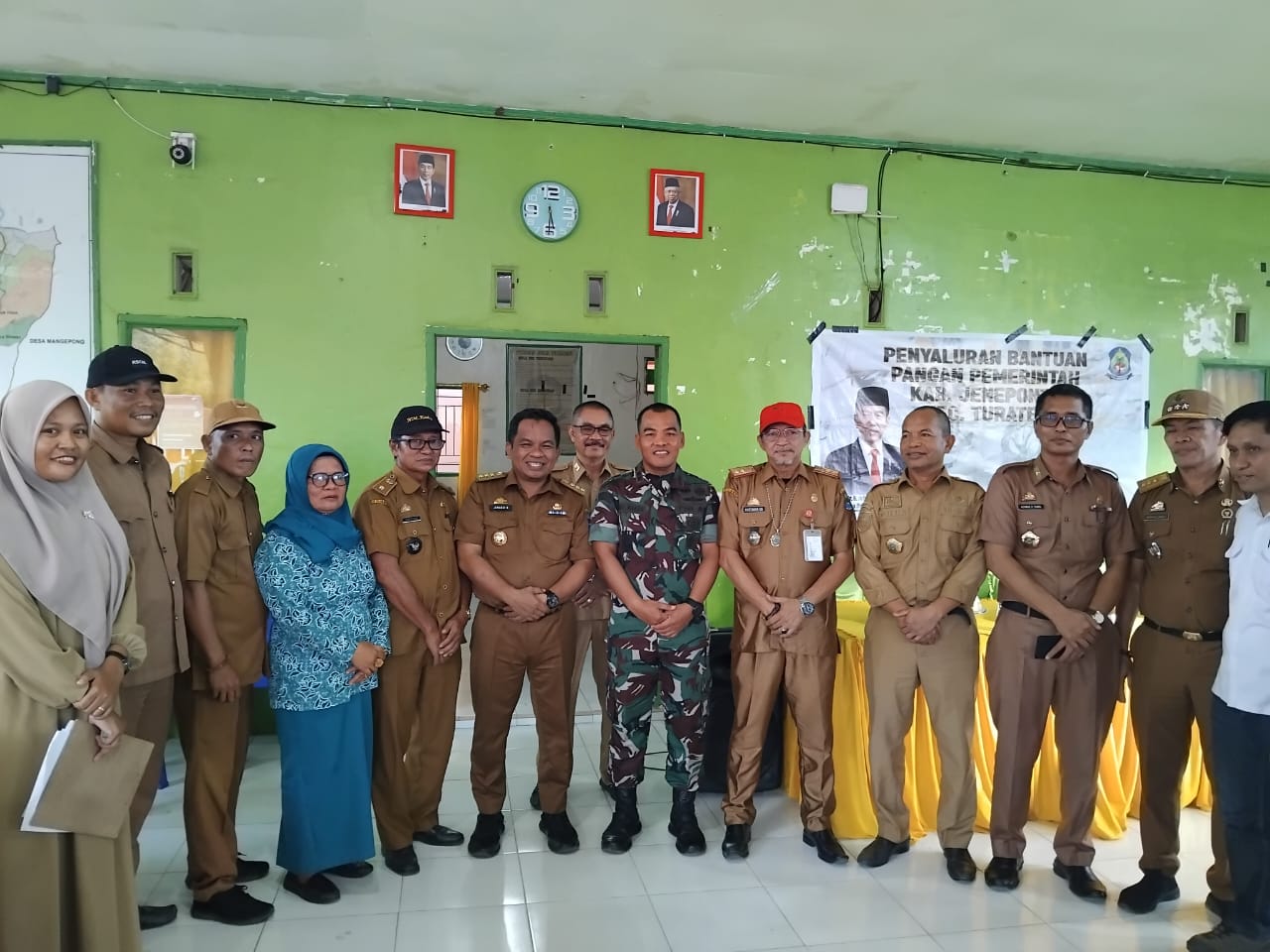 PENYALURAN -- Pj Bupati Jeneponto, Junaedi Bakri (enam dari kiri) didampingi unsur Forkopimda, Forkopimcam, dan perangkat desa setempat saat menghadiri penyaluran bantuan pangan kepada masyarakat Kecamatan Turatea..