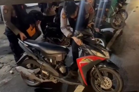 PENYISIRAN -- Personel Samapta Polrestabes Makassar saat melaksanakan patroli penyisiran di lokasi rawan terjadinya kejahatan. Sejumlah sepeda motor yang menggunakan knalpot brong diamankan personel kepolisian.