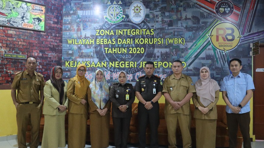 PERPUSTAKAAN -- Kepala Kejari Jeneponto, Susanto Gani dan tim Pembinaan Perpustakaan dan Kearsipan Kabupaten Jeneponto yang dipimpin Hj Syahru Rahmadani (tengah) foto bersama dengan rombongan tim dan pihak Kejari Jeneponto.