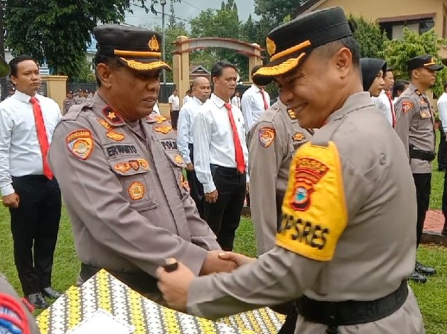 PIMPIN -- Kapolres Maros, AKBP Awaluddin Amin saat memimpin pemberian penghargaan kepada 27 personel.