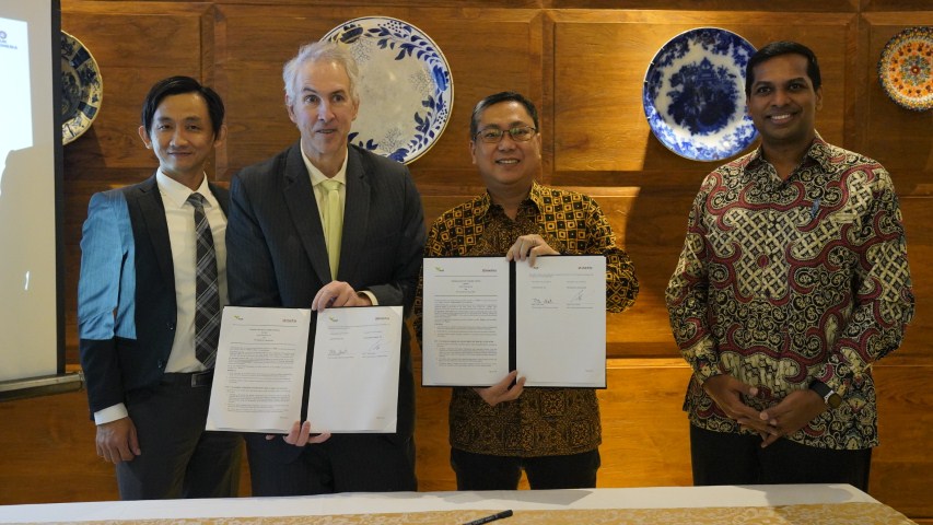 PENANDATANGANAN -- Kiri ke kanan: Chi Yang Hua, VP APAC Sales & Services Aviat Network, Pete Smith, President & CEO Aviat Network, Alim Gunadi, Chief Enterprise Business Smartfren for Business, dan Hari Kumar, Chief of Industry Digitalization & Automation Enterprise, Smartfren for Business, foto bersama usai melakukan penandatanganan MoU.