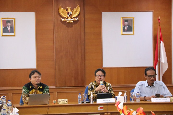 REFLEKSI -- Kepala BSN, Kukuh S Achmad (tengah), dalam konferensi pers Refleksi BSN Tahun 2023 dan Rencana Tahun 2024 di Kantor BSN, Jakarta Kamis (11/1).