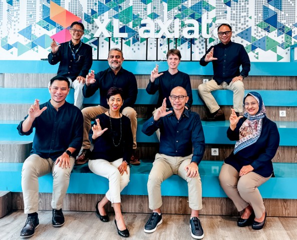 RUPSLB -- Presiden Direktur & CEO XL Axiata, Dian Siswarini (kanan bawah) bersama jajaran direksi XL Axiata usai digelarnya RUPSLB.