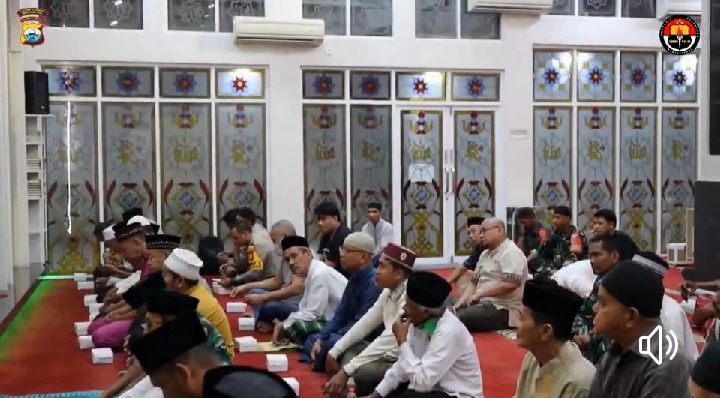 SAFARI SUBUH -- Jemaah salat subuh Masjid H. Hamarung di Jalan Singa, Kota Makassar, tampak begitu antusias mendengarkan pengarahan Kapolrestabes Makassar, Kombes Pol Mokhamad Ngajib yang sedang melakukan Safari Subuh.