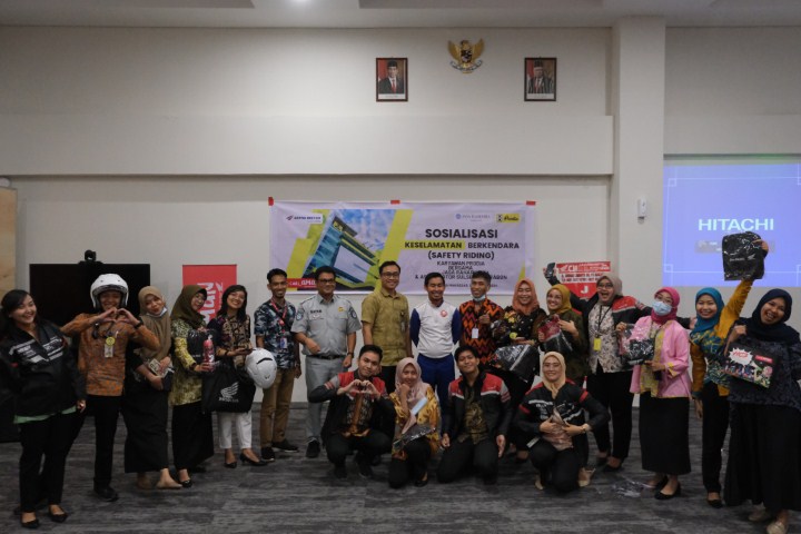 SAFETY RIDING -- Instruktur Safety Riding Asmo Sulsel, Wanny (delapan dari kanan) bersama perwakilan dari Samsat dan karyawan karyawati Prodia foto bersama di sela pelaksanaan Edukasi Safety Riding di kantor pusat Prodia Ballroom.