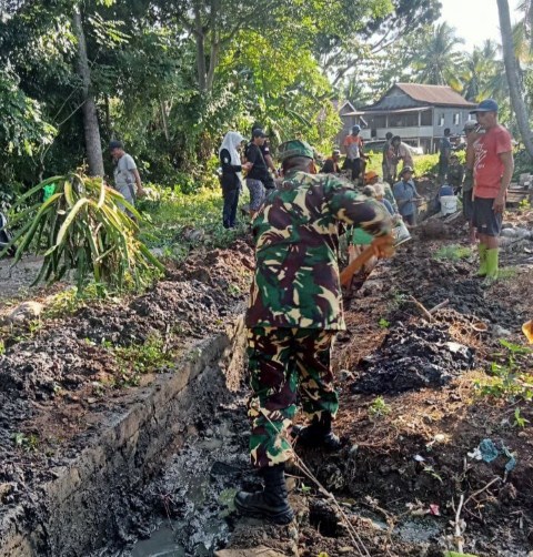 KARYA BAKTI -- Personel Koramil 1423-01/Lalabata dan Posramil Donri-Donri bersama warga saat melaksanakan kegiatan Karya Bakti pembersihan selokan dan pembersihan sampah di kiri kanan jalan Dusun Donri-donri Desa Donri-donri Kecamatan Donri-donri  Kabupaten Soppeng. Senin (15/1).