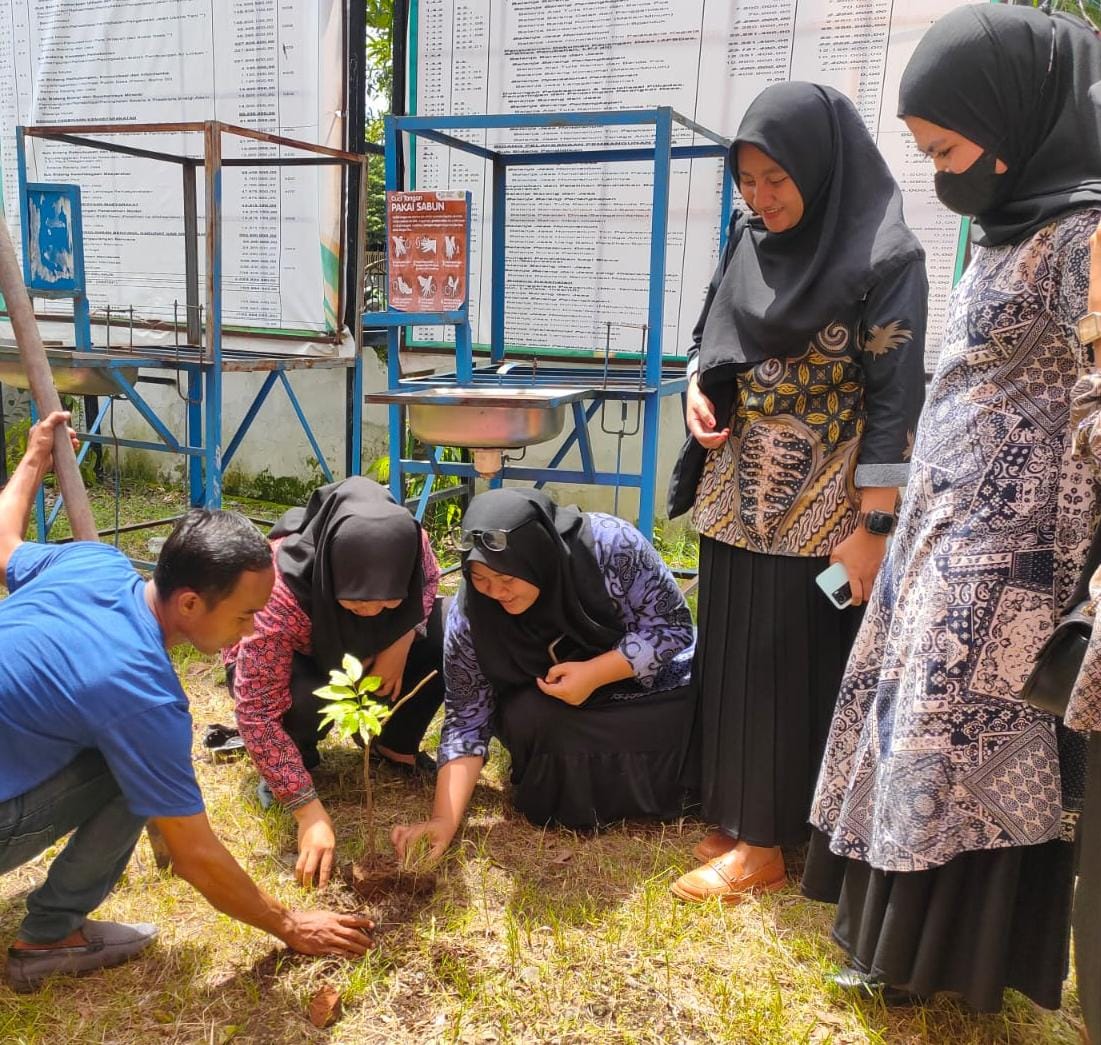 IST TANAM -- Para KPPS di Gowa ramai-ramai menanam bibit pohon usai pelantikan sebagai anggota KPPS. 