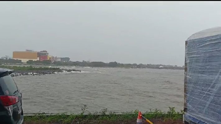 TENGGELAM -- Lokasi tenggelamnya warga Jalan Rajawali, di belakang Trans Studio, Jalan Metro Tanjung Bunga.