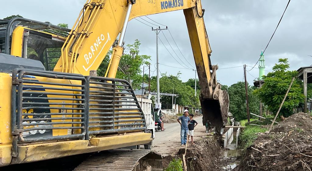 TERPARKIR -- Sebuah alat berat untuk pembangunan drainase sepanjang 762 meter di Lingkungan Kacci-kacci, Kelurahan Sombalabella, Kecamatan Pattallassang, Kabupaten Takalar, tampak dibiarkan terparkir begitu saja oleh pihak rekanan di badan jalan
