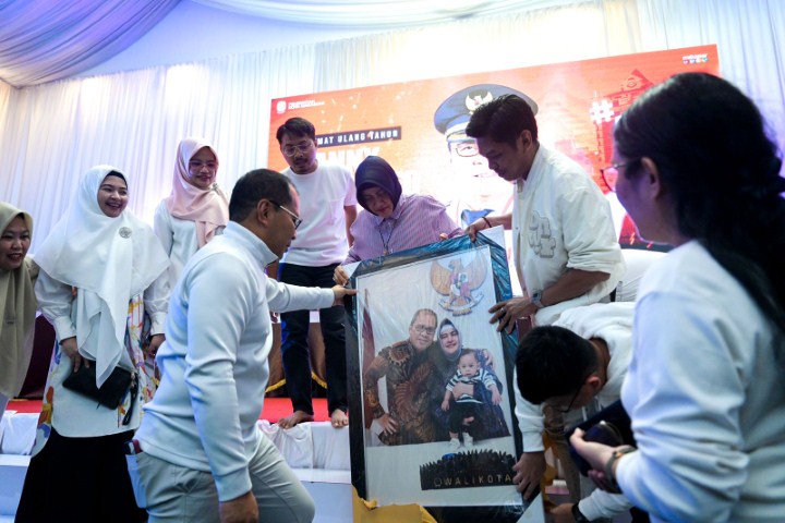 ist ULTAH--Pj Sekkot Makassar Firman Hamid Pagarra  memberikan sebuah kado  ke Wali Kota Makassar, Moh Ramdhan Danny Pomanto yang merayakan ulang tahun ke-60, Selasa (30/1), berupa bingkai foto. Di dalam frame foto tersebut terpancar kebahagiaan Danny Pomanto beserta Istri, Indira Yusuf Ismail sambil memeluk cucu tersayangnya, Baby Aymar.