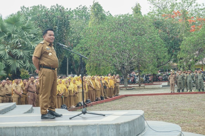 UPACARA -- Pj Bupati Jenepoonto, Junaedi, B, ketika menjadi inspektur pada upacara apel gabungan bersama jajaran ASN lingkup Pemkab Jeneponto 