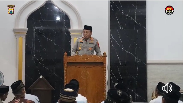 ARAHAN -- Kapolrestabes Makassar, Kombes Pol Mokhamad Ngajib saat memberikan arahan di hadapan jemaah salat subuh Masjid Jabal Nur, Jalan Kebangkitan, Maccini Parang, pada acara Safari Subuh Kapolrestabes Makassar.