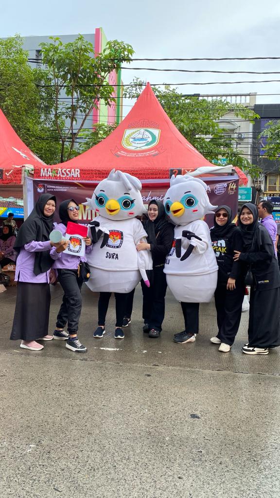 ist BADUT--DP3A bersama KPU menggunakan badut untuk menarik perhatian warga di Car Free Day Boulevard.Mereka meminta warga untuk aktif menyalurkan hak pilih pada pemilu 2024, Minggu (21/1). 