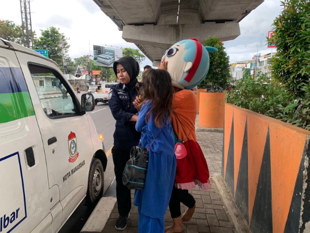 int DIMUSNAHKAN--Dinsos Kota Makassar berencana membakar ratusan kostum badut agar tidak bisa lagi dimanfaatkan oleh orang-orang yang ingin mencari uang di jalan. Tampak personel Dinsos tertibkan badut di Jalan AP Petta Rani.