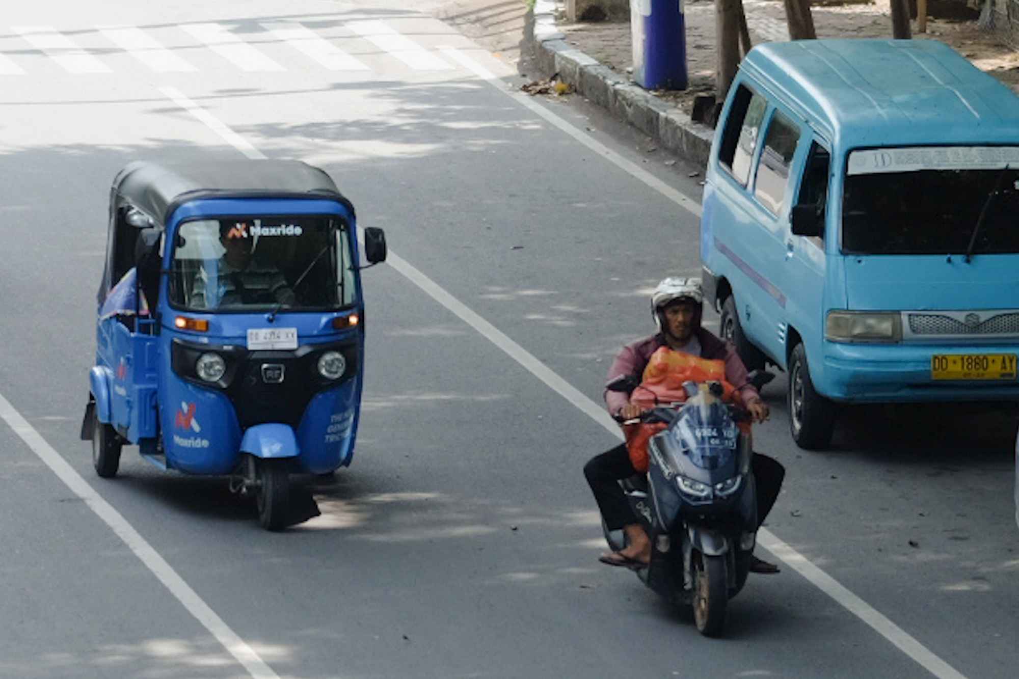 int BAJAJ-- Kendaraan jenis Bajaj yang mulai menjamur di Kota Makassar, kini menjadi sorotan karena menambah kemacetan dan melanggar aturan.MTI Sulsel mendesak  ada Perda mengenai trayek yang boleh dilalui Bajaj. 