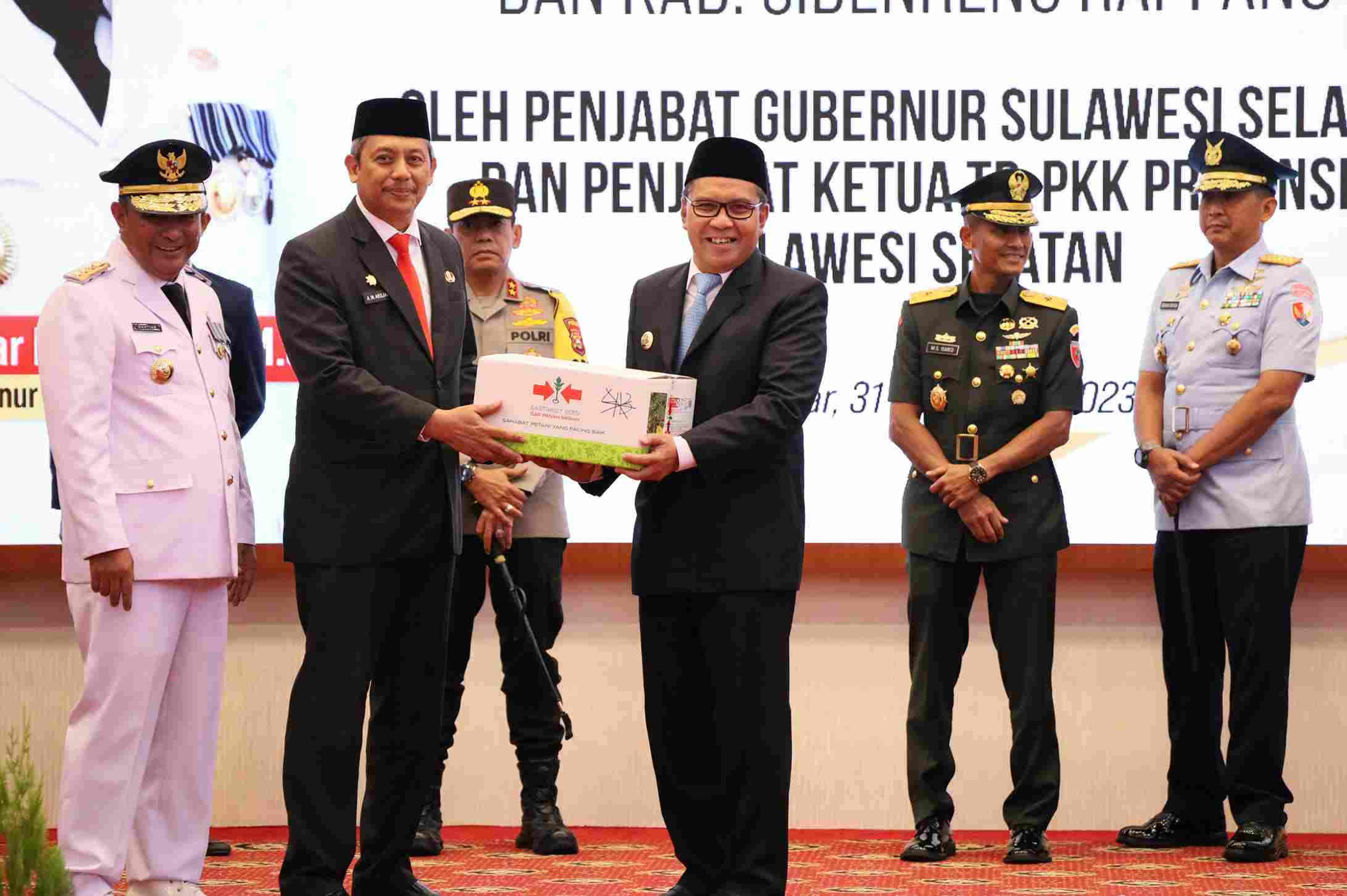 ist BIBIT--Wali Kota Makassar Moh Ramdhan Pomanto menerima bantuan bibit cabai dari Pemprov Sulsel. Bantuan bibit diserahkan  Plh Sekprov Sulsel Andi Muhammad Arsjad. 