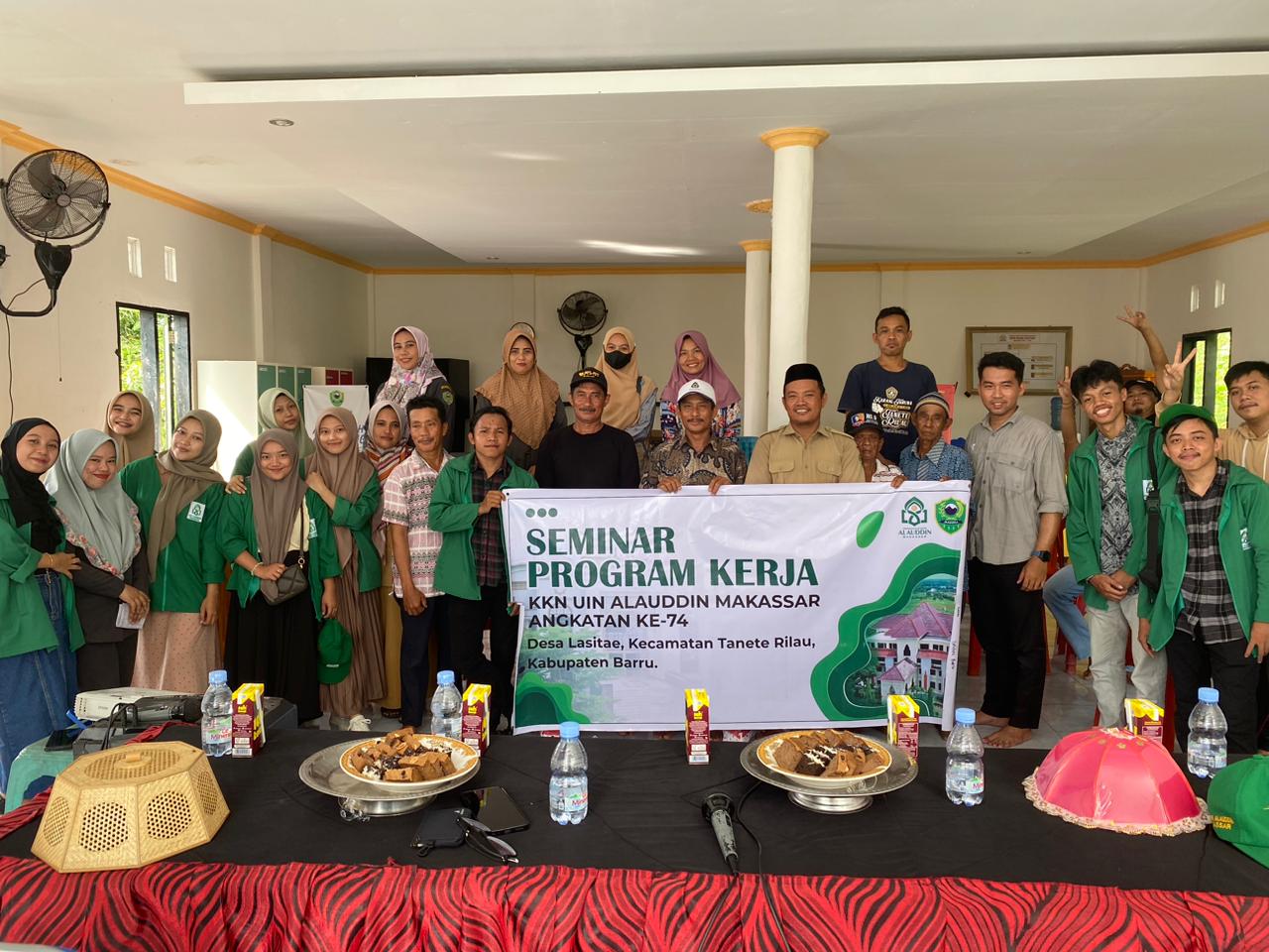 SEMPROKER -- Mahasiswa KKN UINAM Angkatan ke-74 menggelar Seminar Program Kerja (Semproker) di Aula Kantor Desa Lasitae Kecamatan Tanete Rilau Kabupaten Barru, Selasa (30/1). 