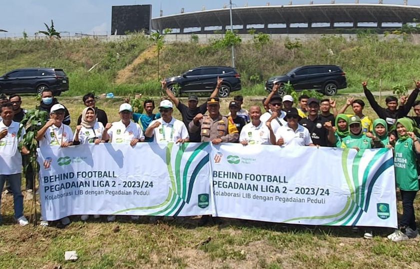 BEHIND FOOTBALL -- Kegiatan Behind Football Liga 2 yang dilaksanakan PT Pegadaian bersama Liga Indonesia Baru sebagai ajakan kepada para pecinta bola untuk turut peduli pada lingkungan dan sosial.
