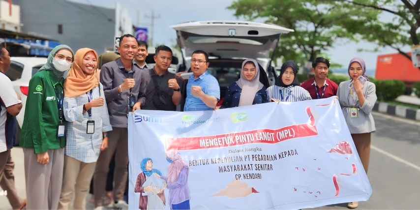 BERBAGI -- Tim Berbagi Pegadaian Kanwil VI Makassar usai melakukan kegiatan berbagi kepada masyarakat sekitar kantor cabang, Kanwil VI Makassar
