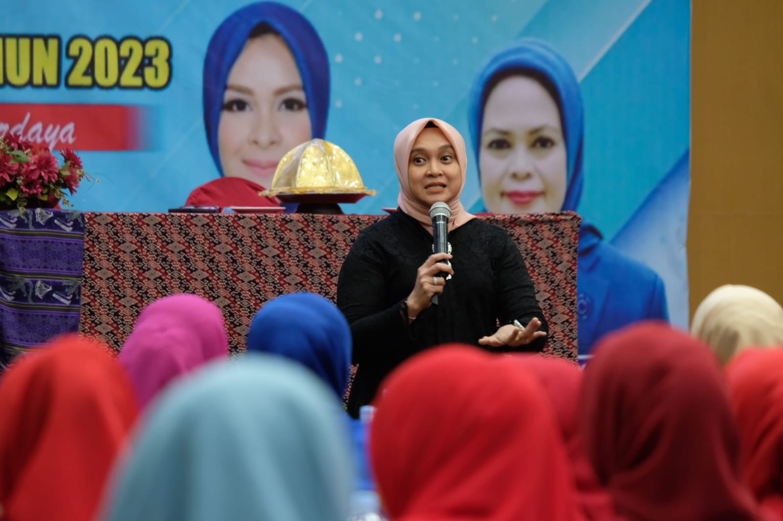 IST BIMTEK -- Para anggota TP PKK dan DWP Gowa saat mengikuti bimtek Gerakan Keluarga Sehat Tanggap dan Tangguh Bencana. 