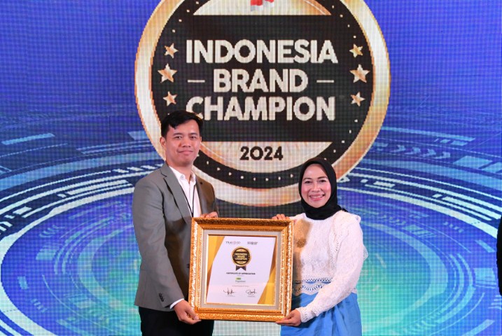 BRAND CHAMPION -- Plh Kepala Departemen Komunikasi Perusahaan PT Pegadaian, Dody Pardomuan S (kiri) saat menerima penghargaan Indonesia Brand Champion 2024.
