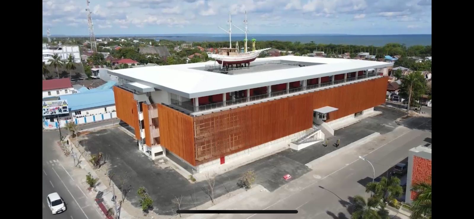 KANTOR BARU -- Kantor Satap atau Gedung Phinisi mulai difungsikan untuk kegiatan perkantoran kepada delapan Organisasi Perangkat Daerah (OPD) lingkup Pemkab Bulukumba, Senin (15/1) mendatang. Tampak staf sejumlah OPD membenahi dokumen mereka yang telah dipindahkan ke Gedung Phinisi.   