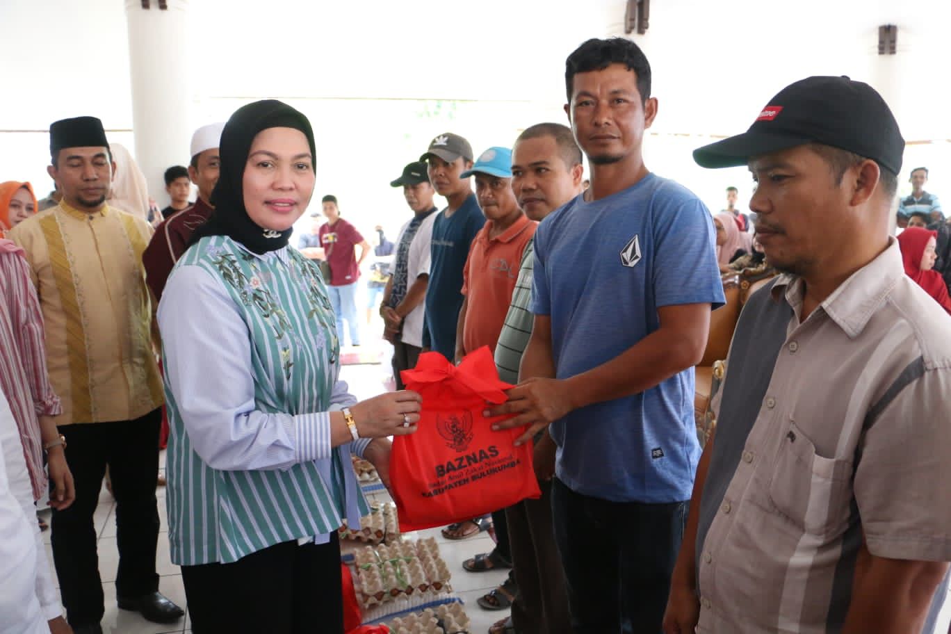 DIJAMU MAKAN SIANG -- Sebanyak 220 petugas kebersihan di Dinas Lingkungan Hidup dan Kehutanan Kabupaten Bulukumba dijamu makan siang di Rumah Jabatan Bupati Bulukumba, Jumat (19/1).