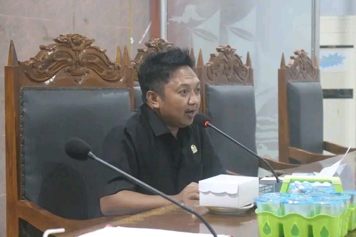 RAPAT -- DPRD Kabupaten Bulukumba menggelar RDP dengan sejumlah perusahaan pembiayaan di Kabupaten Bulukumba di Ruang Rapat Paripurna lama DPRD Kabupaten Bulukumba, Senin (14/1). 