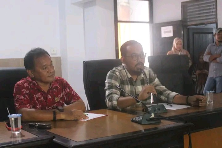 ASPIRASI -- Anggota DPRD Bulukumba Zulkifli Saiye, Alkhaisar Jainar Ikrar dan Andi Narni Nur Intan menerima aspirasi masyarakat di ruang aspirasi DPRD Bulukumba, Kamis (4/1). 