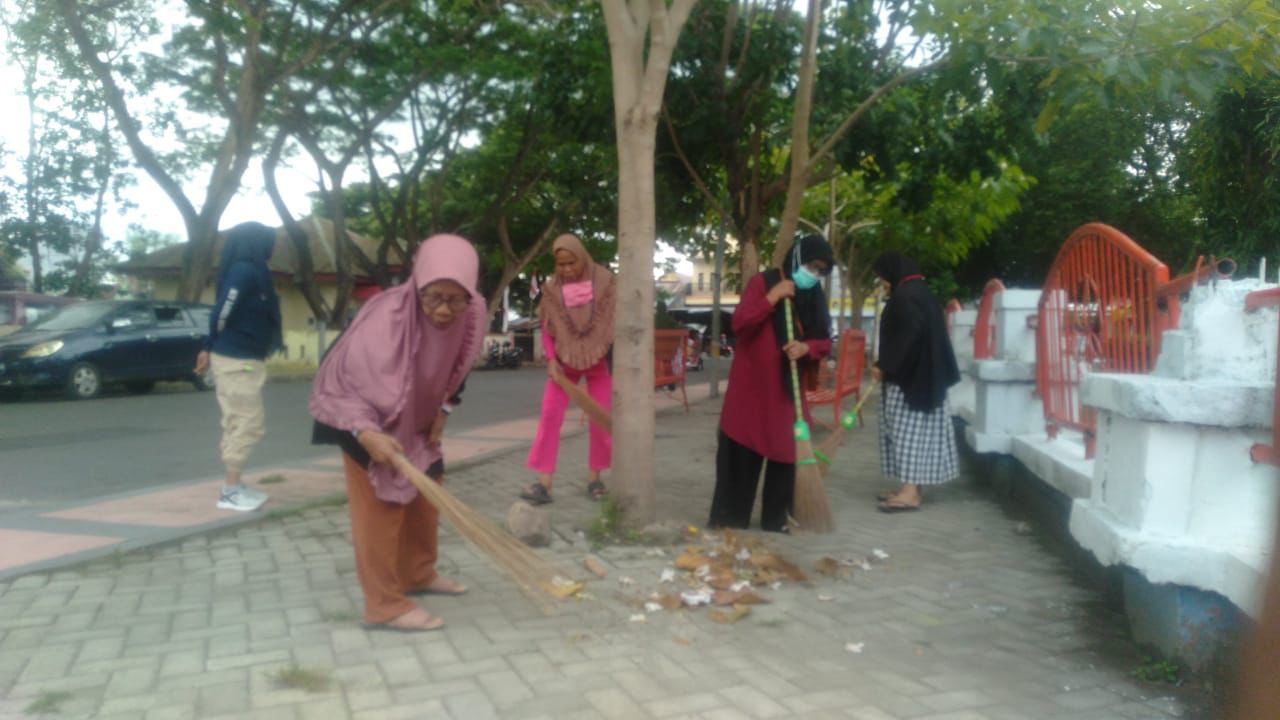 BERBENAH -- Dinas Lingkungan Hidup dan Kehutanan (DLHK) Pemkab Bulukumba berbenah jelang penilaian Adipura Tahun 2024. Di awal tahun ini, DLHK mengontrol dan membenahi titik titik yang akan menjadi lokus penilaian.