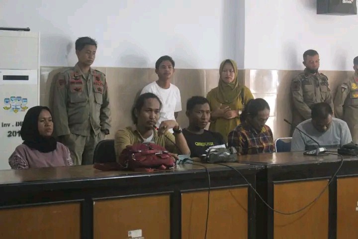 ASPIRASI -- Ketua DPRD Bulukumba, H Rijal bersama anggota DPRD Zulkifli Saiye menerima perwakilan dari Lembaga Panrita Bhineka Bersatu di Ruang Aspirasi DPRD Bulukumba, Senin (8/1). 