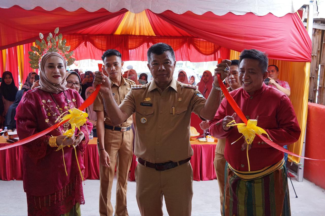 RESMIKAN -- Bupati Bulukumba Andi Muchtar Ali Yusuf melakukan Grand Opening Outlet Bolu Rampah di Jalan Sam Ratulangi depan Stadion Mini Bulukumba, Senin (8/1). Outlet Bolu Rampah Bulukumba adalah outlet yang ke 19 dan pertama dibuka di tahun 2024.  
