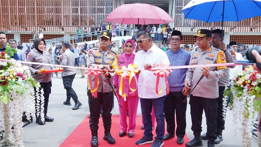 KUNKER -- Kapolda Sulsel Irjen (Pol) Andi Rian R Djajadi saat membuka Bakti Sosial disela-sela kunker di Kabupaten Bulukumba. Rombongan Kapolda disambut di rumah jabatan Bupati Bulukumba, Kamis (25/1).